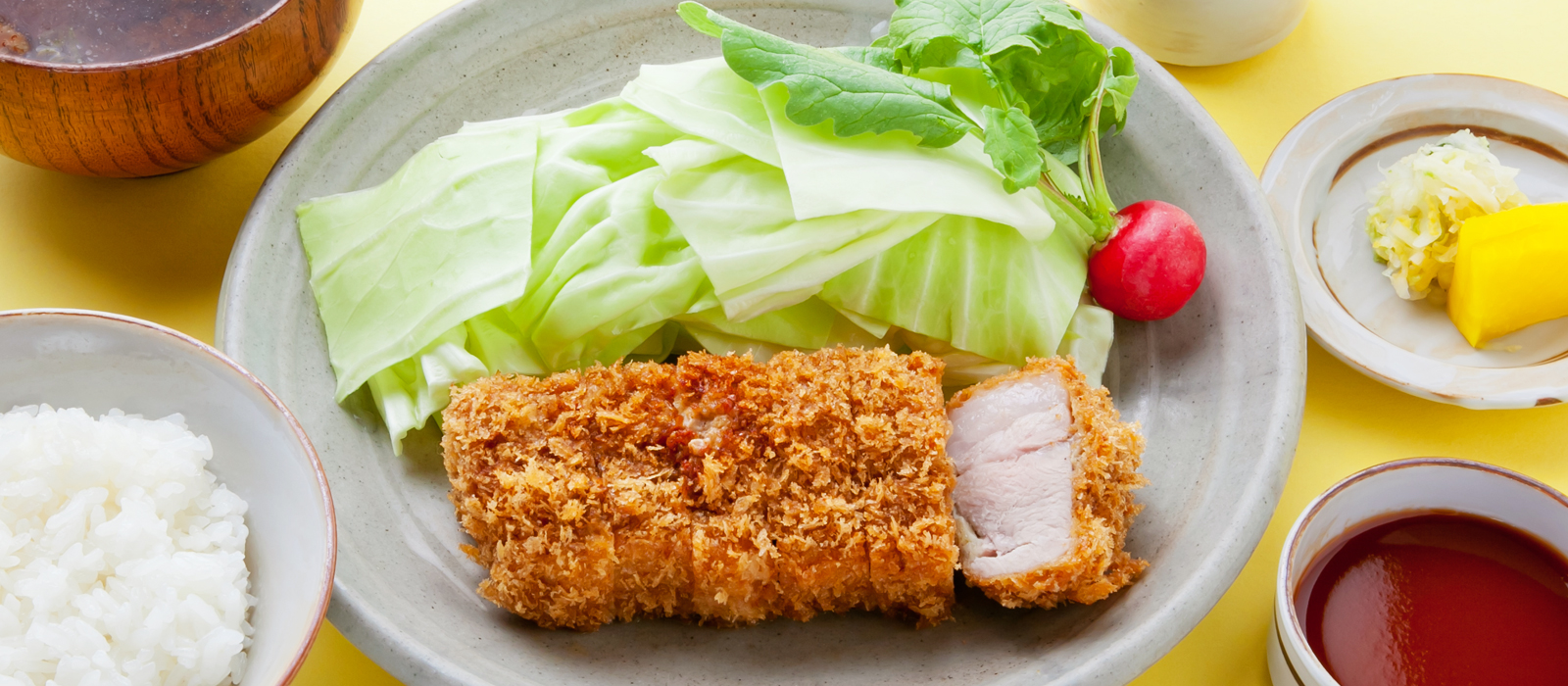 씹을 때마다 고기의 감칠맛이 퍼지는 두툼한 돈가스의 맛을 즐겨보세요.